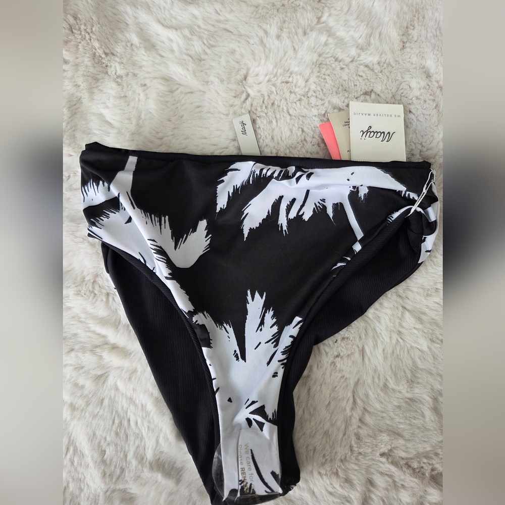 New Maaji Reversible Black and White Bikini Bottom In Size Medium